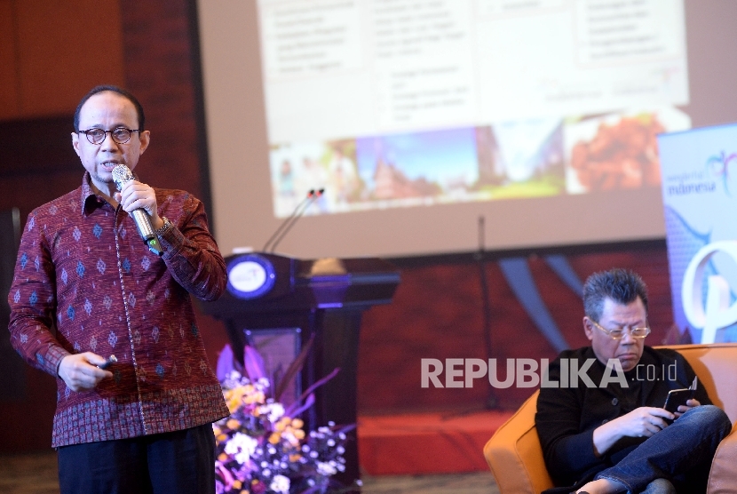 Ketua Tim Percepatan Pengembangan Pariwisata Halal Kemenpar Riyanto Sofyan berbicara dalam acara Rembuk Republik sekaligus Launcing pesona Khazanah Ramadhan Bumi Seribu Masjid di Kemenpar, Jakarta, Kamis (4/5).