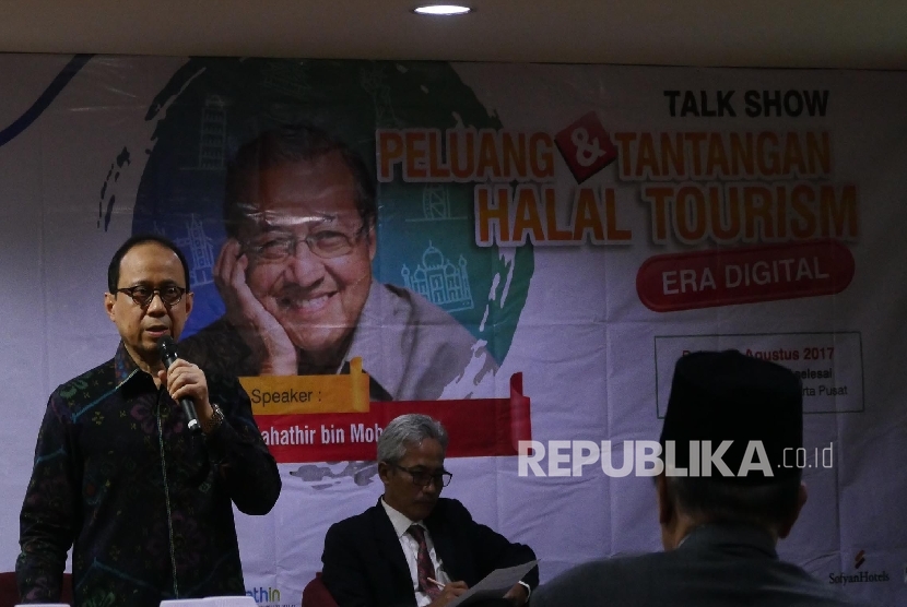  Ketua Tim Percepatan Pengembangan Pariwisata Halal Kemeterian Pariwisata Republik Indonesia Riyanto Sofyan menyampaikan materinya pada sebuah talkshow bertema “Peluang dan Tantangan Halal Tourism” di Jakarta, Rabu (16/8). 