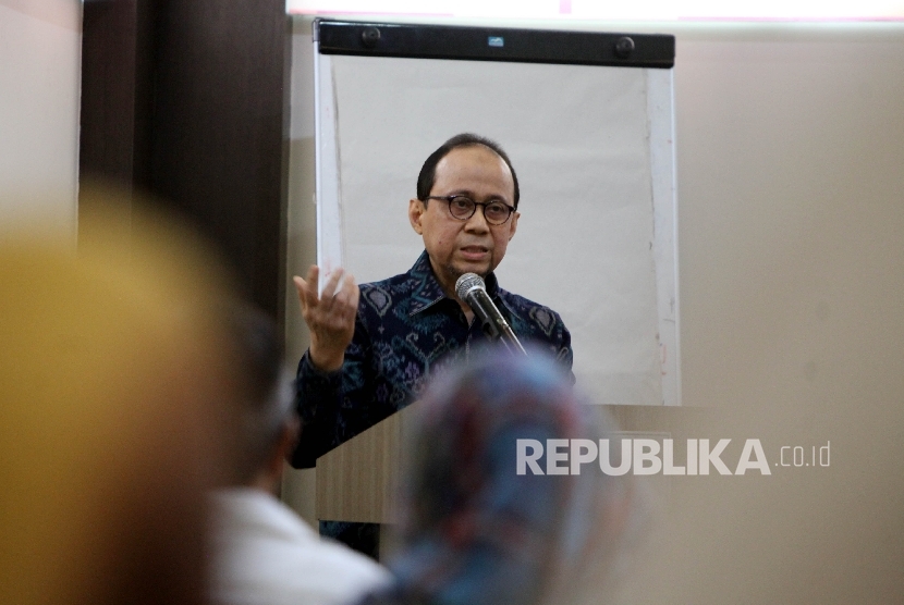 Ketua Tim Percepatan Pengembangan Pariwisata Halal (P3H) Kementerian Pariwisata RI Riyanto Sofyan menyampaikan pidato sambutan saat menghadiri acara Halal Bin Halal dan kelas Jurnalistik di Hotel Sofyan, Jakarta, Selasa (11/7).