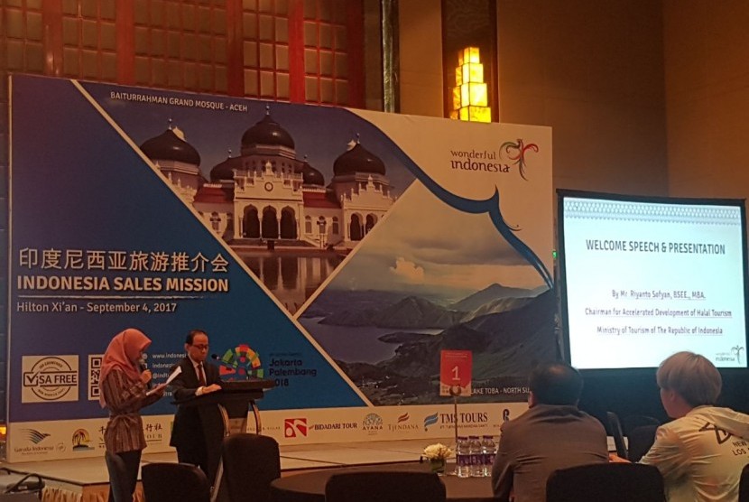 Ketua Tim Percepatan Pengembangan Pariwisata (P3) Halal Kementerian Pariwisata Riyanto Sofyan memberikan presentasi tentang 10 Bali Baru dan destinasi wisata halal di Indonesia, di Hilton Hotel, Xi’an, Provinsi Shaan Xi,  China, Senin (4/9).