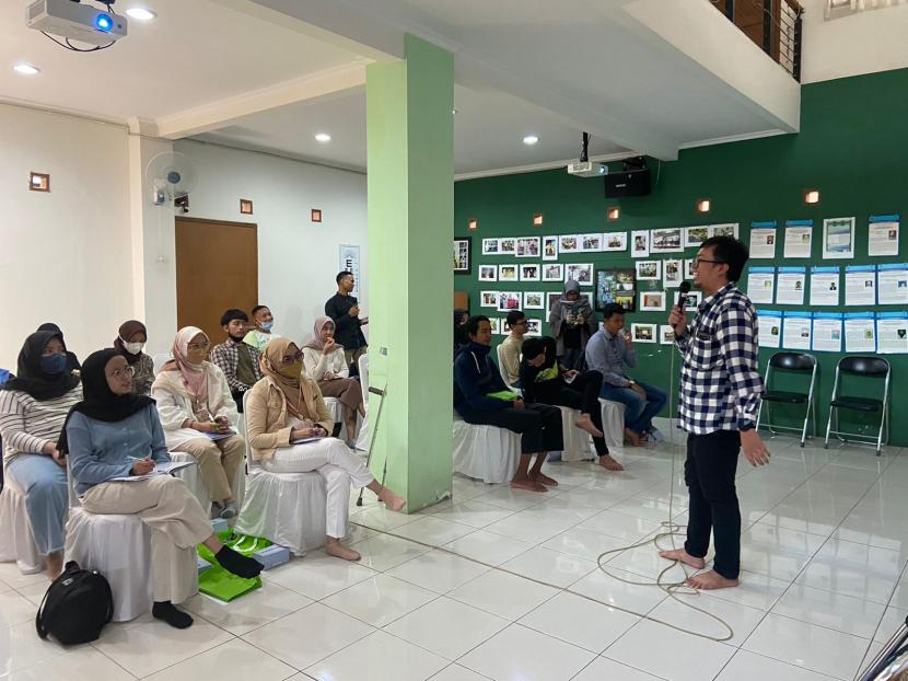Ketua Tim PKM Unisba, Firmansyah, sedang memberikan materi pelatihan tentang digital marketing kepada peserta yang merupakan Odapus dan sahabat Low Vision di kantor SDF, Bandung, Sabtu (11/3). 