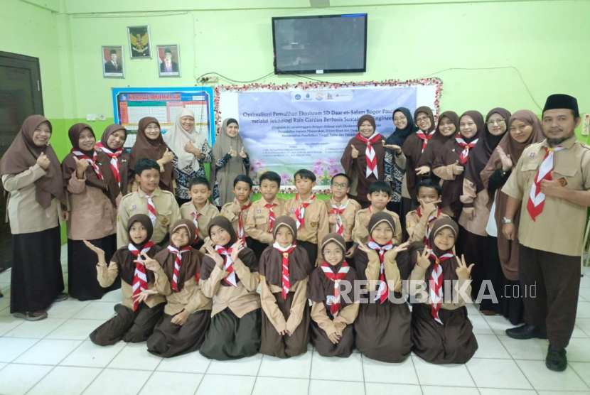Ketua Tim Pengabdian kepada Masyarakat (PkM) Universitas Mercu Buana (UMB), Dr Ir Uly Amrina ST Mm (berdiri, keenam dari kiri) dan Kepala Sekolah SD Daar el-Salam, Yati Nurhayati SAg MPd (berdiri, ketujuh dari kiri) berfoto bersama guru dan siswa/siswi yang terlibat dalam program impelementasi teknologi Rain Garden, akhir Agustus lalu, di SD Daar el-Salam, Bogor, Jawa Barat.