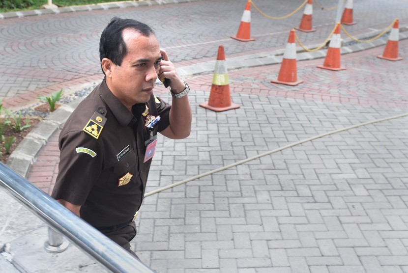 Ketua Tim Satgas Penyidikan Kejaksaan Agung Victor Antonius berjalan memasuki Gedung KPK untuk memeriksa Gubernur Sumatera Utara nonaktif Gatot Pujo Nugroho di Jakarta, Rabu (11/11).