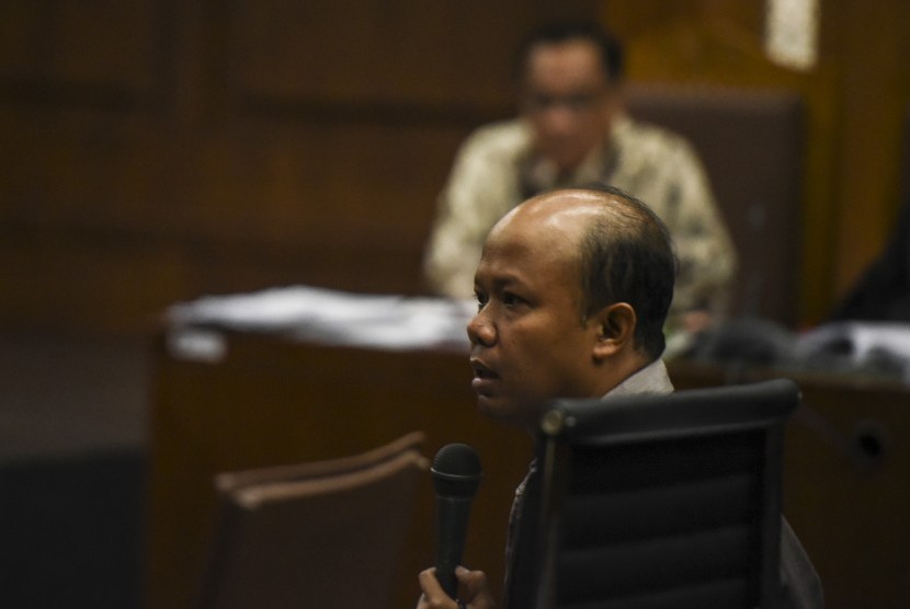 Ketua Tim Teknis proyek KTP Elektronik Husni Fahmi memberikan keterangan saksi saat bersaksi di sidang lanjutan kasus korupsi KTP Elektronik di Pengadilan Tipikor, Jakarta, Senin (17/4). 