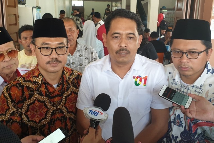  Ketua TKD Aceh Irwansyah (tengah)
