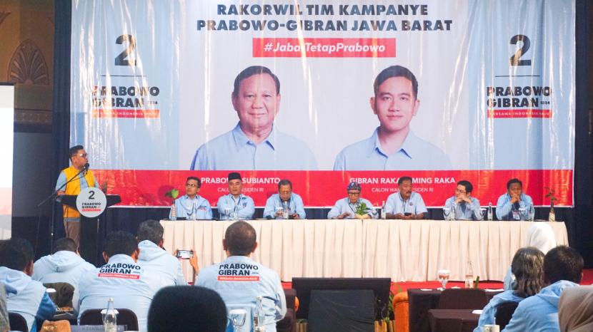 Ketua TKD Jawa Barat Prabowo-Gibran, Ridwan Kamil menggelar rapat koordinasi wilayah dengan mengumpulkan 27 TKD kabupaten/kota se-Jawa Barat di Hotel Horison, Bandung, Jumat (8/12/2023).