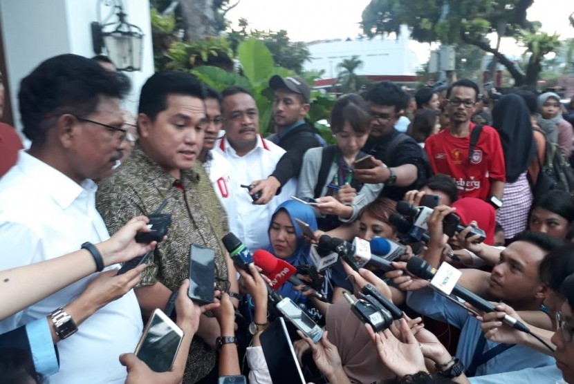 Ketua TKN Erick Thohir usai melakukan pertemuan tertutup dengan Jokowi dan KH. Ma'ruf Amin di Restoran Plataran Menteng, Jakarta Pusat, Kamis (18/4) sore.