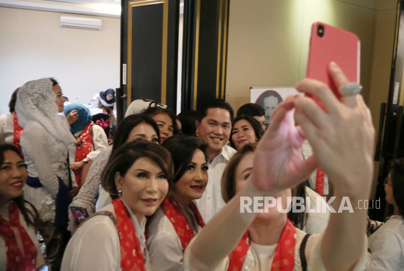 Relawan Bravo 5 berswafoto dengan Ketua TKN Joko Widodo-Ma'ruf Amin Erick Thohir. 