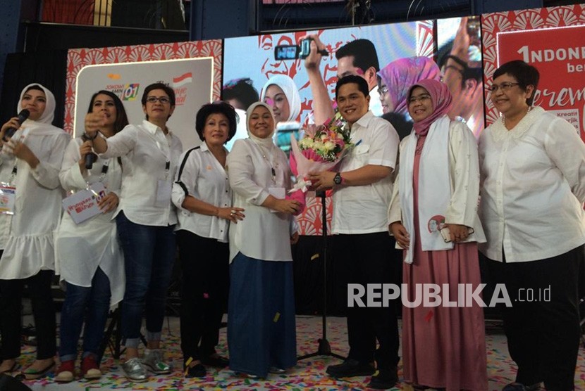 Ketua TKN Jokowi-Ma'ruf, Erick Thohir, berpose bersama para relawan perempuan dalam acara Indonesia Maju bersama Perempuan Keren: Jokowi, Sahabat Perempuan Keren di Cilandak Town Square, Jakarta Selatan, Senin (22/10).