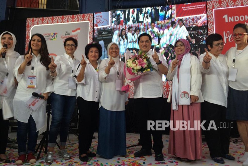 Ketua TKN Jokowi-Ma'ruf, Erick Thohir, berpose bersama para relawan perempuan dalam acara Indonesia Maju bersama Perempuan Keren: Jokowi, Sahabat Perempuan Keren di Cilandak Town Square, Jakarta Selatan, Senin (22/10).