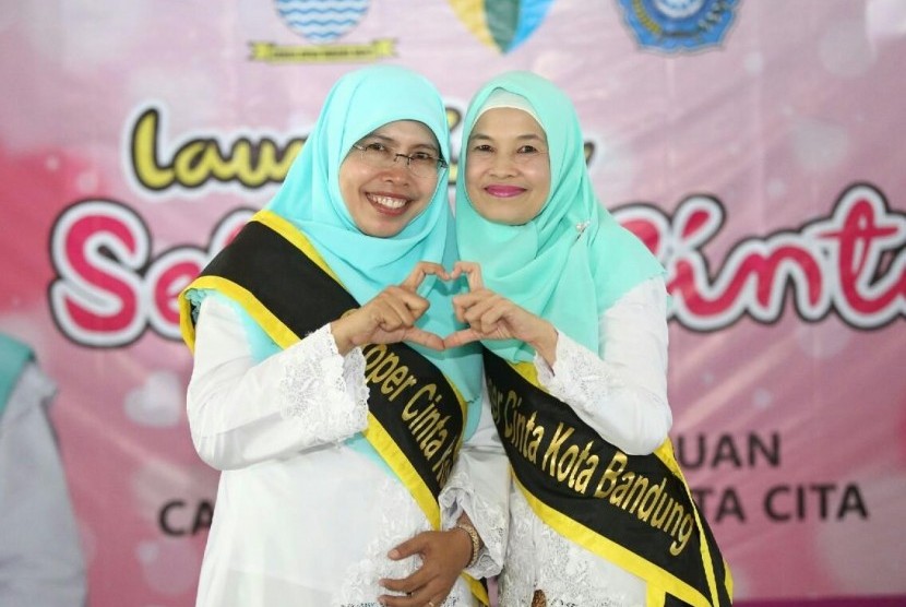 Ketua TP PKK Kota Bandung, Siti Muntamah Oded (kiri) meluncurkan program Sekolah Perempuan Capai Impian dan Cita-cita (Sekoper Cinta) di Bandung, Ahad (28/7).