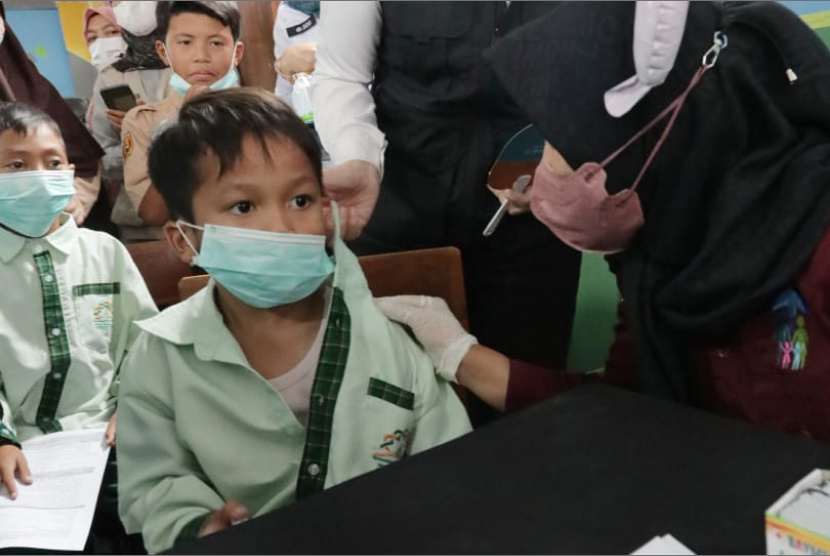Ketua TP PKK Provinsi Jawa Barat Atalia Praratya Ridwan Kamil memantau langsung imunisasi difteri pada anak di SDIT Miftahul Huda Garut, Rabu (1/3/2023). 