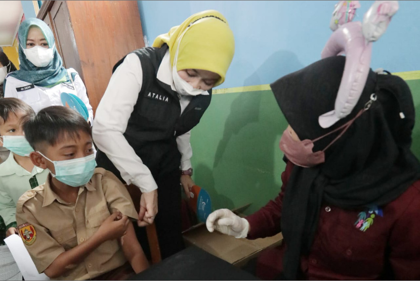 Ketua TP PKK Provinsi Jawa Barat Atalia Praratya Ridwan Kamil memantau langsung imunisasi difteri pada anak di SDIT Miftahul Huda Garut, Rabu (1/3/2023). 