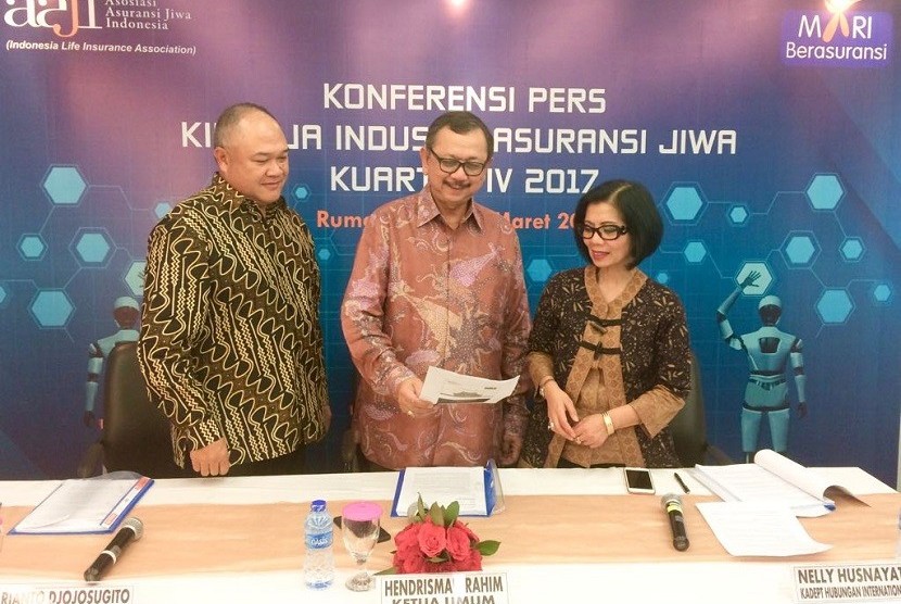 Ketua Umum AAJI Hendrisman Rahim (tengah) usai memaparkan kinerja Asuransi Jiwa di Indonesia pada kuartal IV 2017.