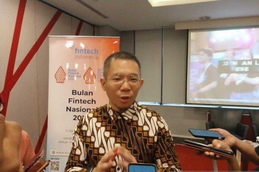 Ketua Umum AFSI Ronald Yusuf Wijaya memberikan keterangan kepada wartawan pada acara media breafing menyambut Bulan Fintech Nasional (BFN) di Gedung Bursa Efek Indonesia (BEI) Tower, Jakarta, Rabu (11/1/2023).