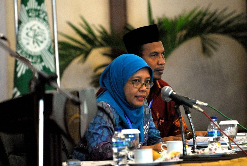 Ketua Umum Aisyiyah, Siti Noordjannah Djohantini memimpin jalannya sidang pleno II dalam Tanwir Muhammadiyah di Hotel Horison, bandung, Jawa barat, Jumat (22/6). Sidang tersebut membahas laporan dinamika gerakan Muhammadiyah di tingkat wilayah dan organisa