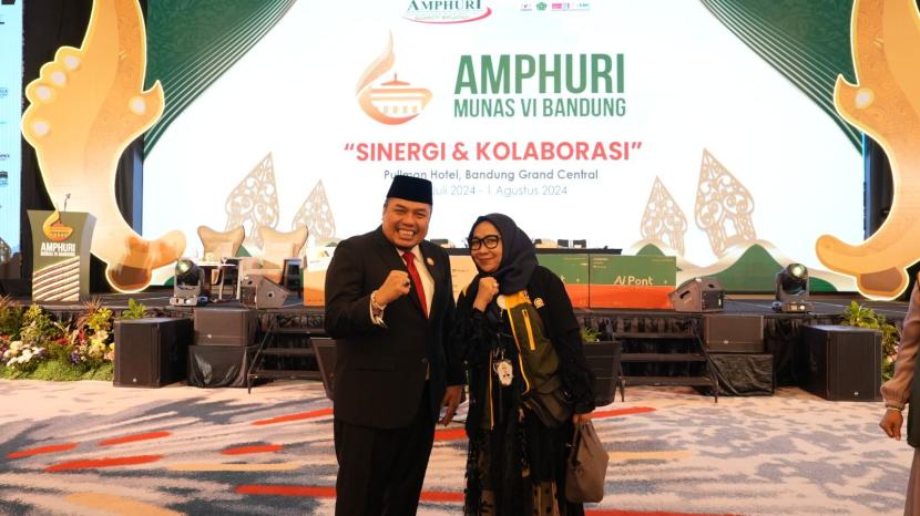 Ketua Umum AMPHURI Periode 2024-2028 terpilih, Firman M Nur (kiri) bersama Direktur Utama Mecca Tour & Komisaris Lizahra, Anief Yulianti (kanan). 