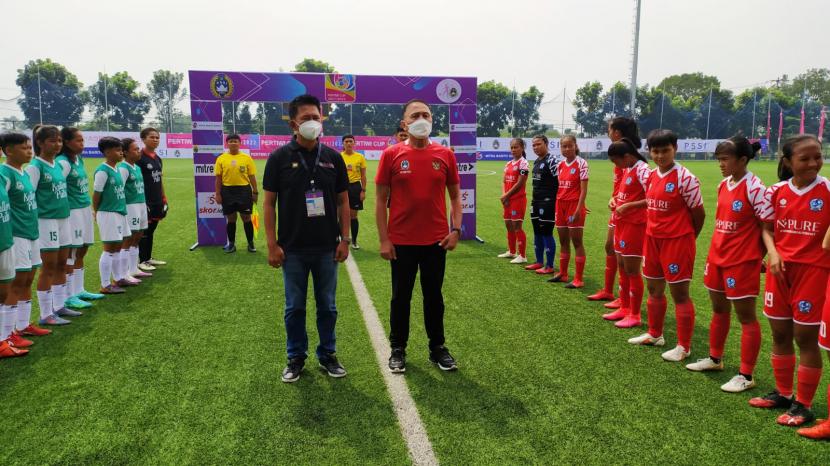 Ketua Umum ASBWI, Nadalsyah (kiri) bersama Ketua Umum PSSI, Mochamad Iriawan membuka Piala Pertiwi tingkat nasional di Piala Sabilulungan, Kabupaten Bandung, Jumat (18/3/2022). 