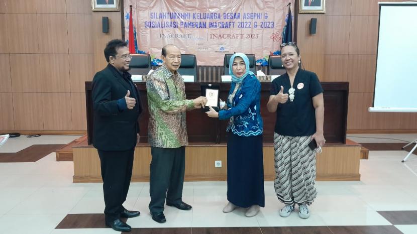 Ketua Umum ASEPHI, Muchsin Ridjan (kemeja batik) memberikan plakat kepada perwakilan Dinas Perindustrian dan Perdagangan (Disperindag) DIY di DPD RI DIY, Kota Yogyakarta, Kamis (21/7). 