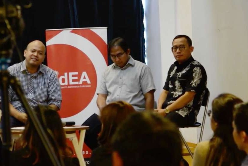 Ketua Umum Asosiasi E-Commerce Indonesia (IdEA), Ignatius Untung (kiri)