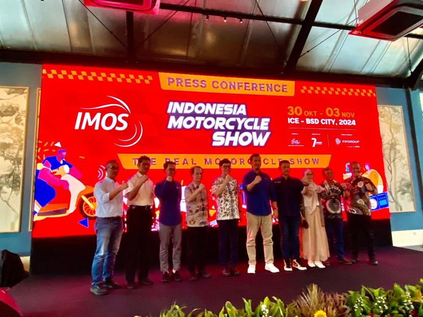 Ketua Umum Asosiasi Industri Sepeda Motor Indonesia (AISI) Johannes Loman berfoto bersama dengan peserta sesuai jumpa pers pameran Indonesia Motorcycle Show (IMOS) 2024. Pameran sepeda motor terbesar di Indonesia ini akan berlangsung di ICE BSD City Tangerang, dari 30 Oktober hingga 3 November 2024.