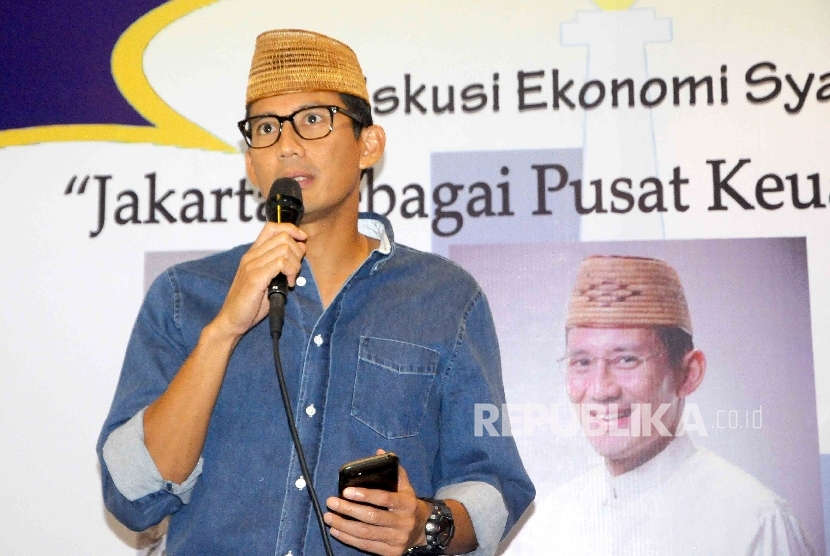 ketua umum asosiasi pedagang pasar seluruh Indonesia (APPSI) sekaligus Calon Wakil Gubernur DKI Jakarta Sandiaga Salahuddin Uno menjadi pembicara dalam diskusi ekonomi syariah di Jakarta, Rabu (25/1). 