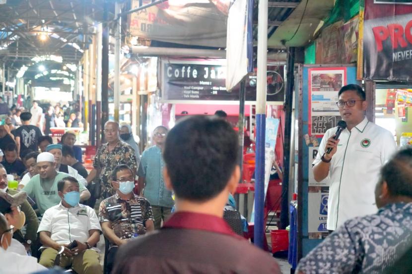 Ketua Umum Asosiasi Pedagang Pasar Seluruh Indonesia (APPSI), Sudaryono berdialog dengan pedagang pasar tradisional.