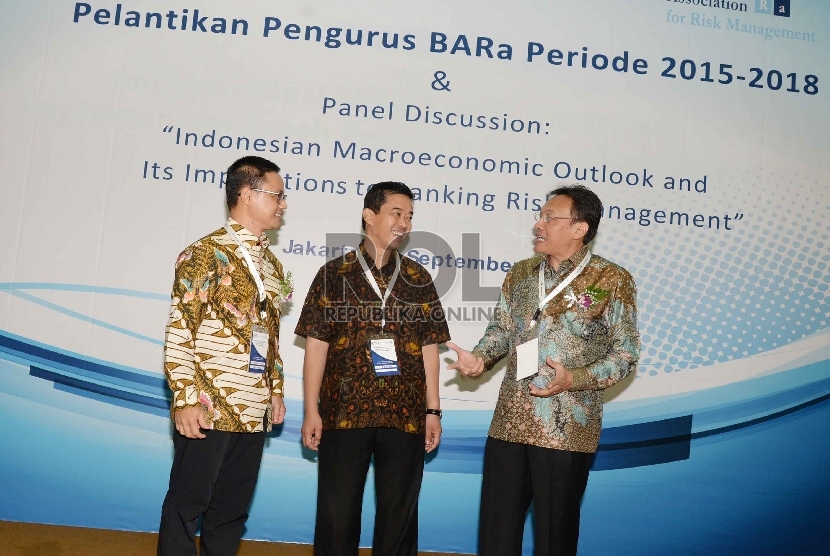 Ketua Umum Asosiasi Pengelola Manajemen Risiko Bank (BARa) periode 2015-2018 Ahmad Siddik Badruddin (kiri) tengah berbincang dengan Ketua umum Ikatan Bankir Indonesia (IBI) Zulkifli Zaini (tengah) dan Ketua Tim Formatur Sukatmo Padmosukarso di Jakarta, Rab