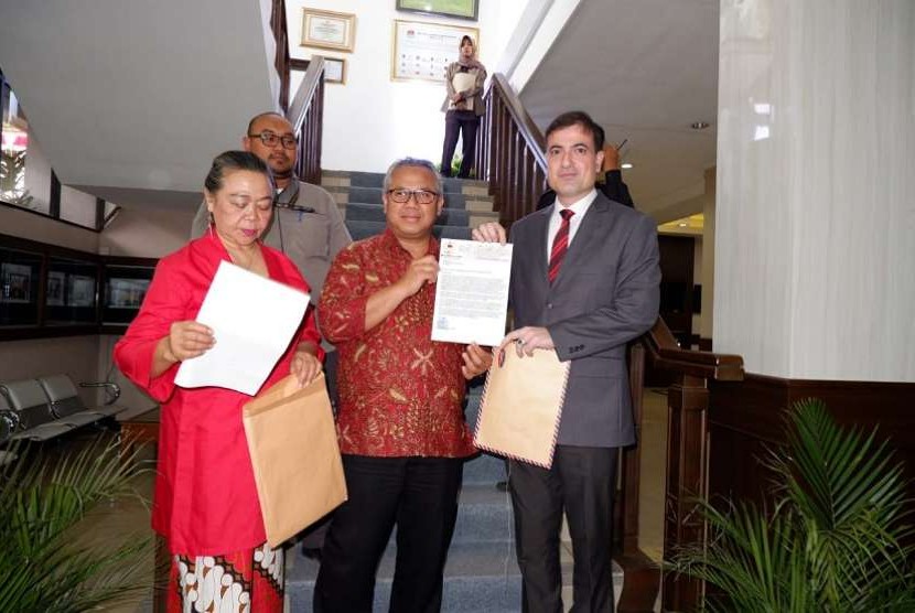  Ketua Umum Asosiasi Pengusaha Muda Indonesia (APMI) yang juga bakal calon presiden, Sam Aliano mendatangi Komisi Pemilihan Umum (KPU) RI, Rabu (8/8). 