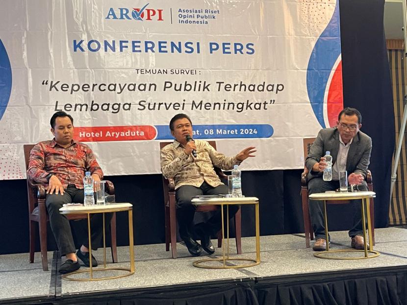 Ketua Umum Asosiasi Riset Opini Publik Indonesia (AROPI), Sunarto ciptoharjono, saat memaparkan temuan surveinya.