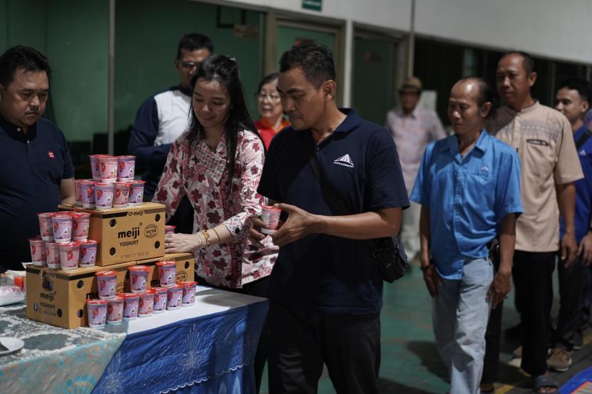 Ketua Umum Asosiasi Rumah Modular Indonesia (ARMI), Nicolas Kesuma bersama para pekerja.