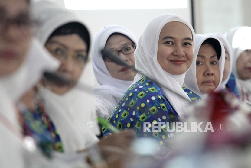 Ketua umum Badan Kontak Majelis Taklim (BKMT) Pusat Syifa Fauzia (keempat kanan) pada Muktamar luar biasa Badan Kontak Majelis Taklim tahun 2016 di Aula Komplek Yatim As-Syafi'iyah, Pondok Gede, Bekasi, Jawa Barat, Kamis (21/10). 