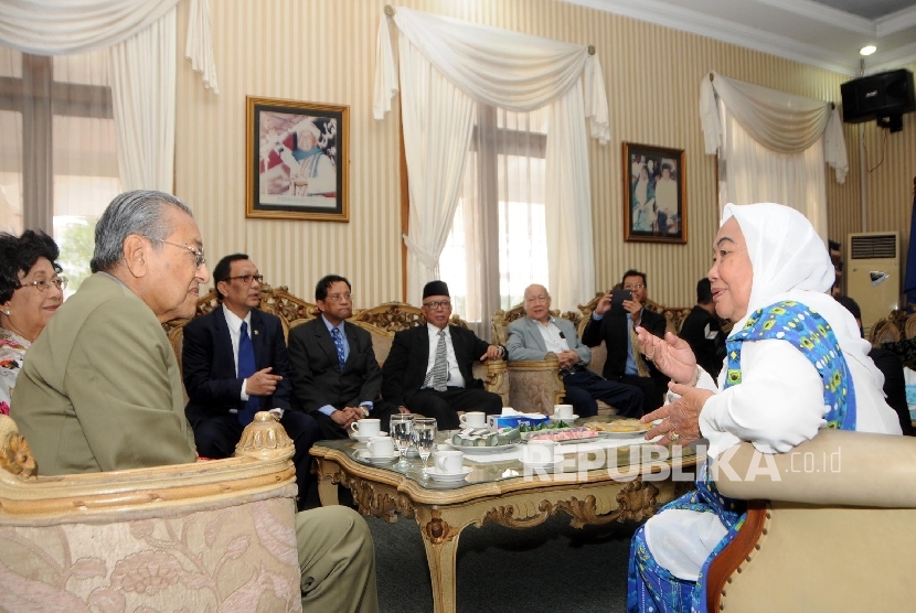 Ketua Umum Badan Kontak Majelis Taklim (BKMT) Tutty Alawiyah (kanan) berbincang dengan Mantan Perdana menteri Malaysia Mahathir Mohamad disela acara Seminar Internasional menyambut Muktamar VIII 2016 dan Tasyakur Akbar Milad 35 tahun Badan Kontak Majelis T