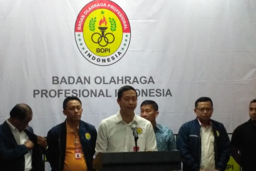 Ketua Umum Badan Olahraga Profesional Indonesia (BOPI), Richard Sam Bera saat memberikan sambutan dalam acara penyerahan rekomendasi BOPI kepada PT. Liga Indonesia Baru di Kantor Kemenpora, Jumat (10/5).