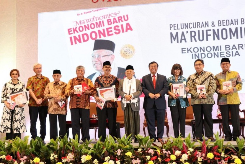 Ketua Umum Barisan Nusantara Nurdin Tampubolon (keempat kanan) meluncurkan buku bersama KH. Ma'ruf Amin (kelima kanan) di Jakarta, Kamis (11/4).