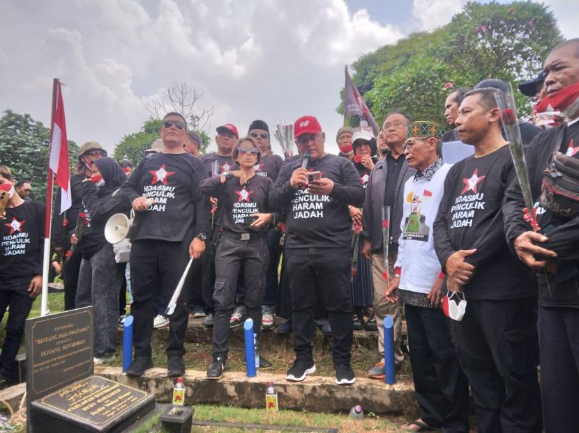Ketua Umum Barisan Rakyat Indonesia Kawal Demokrasi (Barikade) 98, Benny Rhamdani bersama Aktivis Lintas Generasi Tegak Lurus Reformasi berziarah ke makam korban Tragedi Trisaksi, Kamis (1/2/2024).