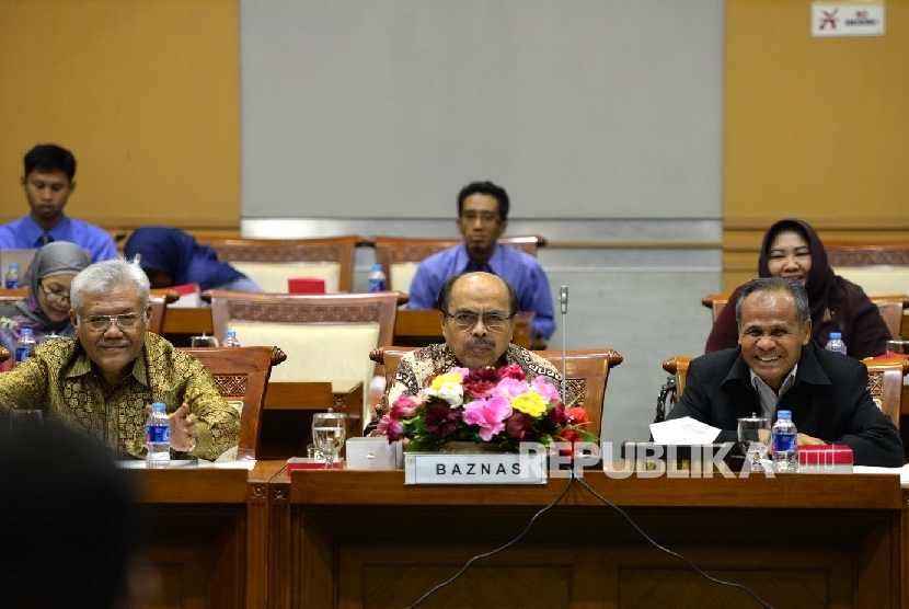 Ketua Umum Baznas Bambang Sudibyo (tengah) mengikuti rapat dengar pendapat bersama Komisi VII di Komplek Parlemen Senayan, Jakarta, Selasa (19/1).