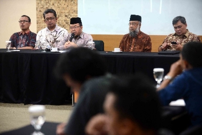 Ketua Umum Baznas KH Didin Hafidhuddin (tengah) bersama para pimpinan Lembaga Amil Zakat (LAZ) memberikan keterangan kepada wartawan usai melakukan pertemuan di Jakarta.