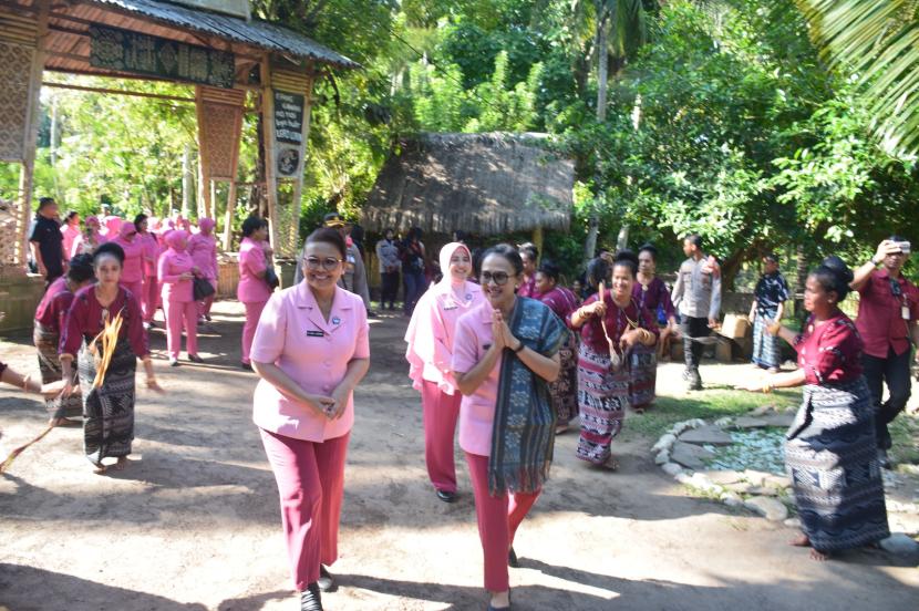 Ketua Umum Bhayangkari, Juliati Sigit Prabowo, melakukan kunjungan bersejarah ke Sanggar Tenun Ikat Lepo Lorun di Dusun Lalat, Desa Nita, Kecamatan Nita, Kabupaten Sikka, Nusa Tenggara Timur (NTT).