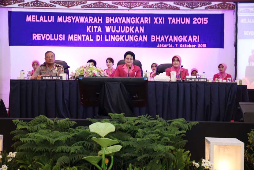 Ketua Umum Bhayangkari  Nining Badrodin Haiti memberikan sambutan pada  Musyawarah Bhayangkari XXI di Jakarta, Rabu (7/10).