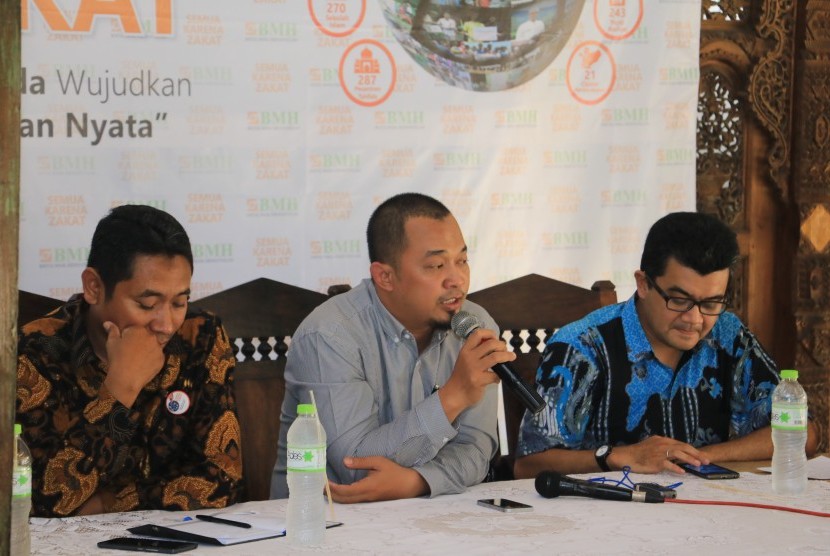 Ketua Umum BMH Marwan Mujahidin (tengah) pada jumpa pers  mengenai 15 tahun kiprah BMH di di Jakarta, Selasa  (23/5).