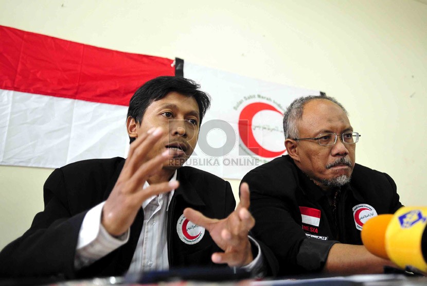 Ketua Umum Bulan Sabit Merah Indonesia (BSMI), Djazuli Ambari (kiri) didampingi Dewan Pembina BSMI, Basuki Supartono di Kantor Dewan Pengurus BSMI Jakarta. (Ilustrasi)