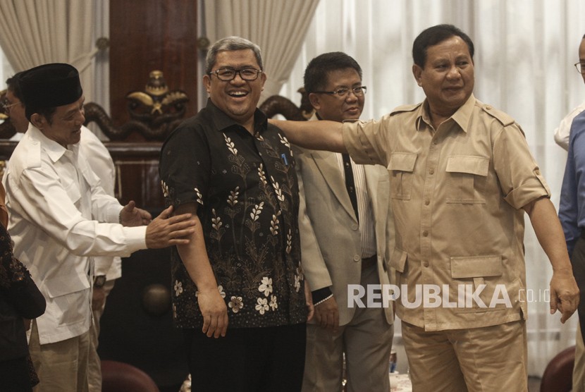 Ketua Umum dan Ketua Dewan Pembina Partai Gerindra Prabowo Subianto (kanan) berbincang bersama Presiden PKS Sohibul Iman (kedua kanan), Gubernur Jawa Barat Ahmad Heryawan (kedua kiri) dan Calon Gubernur Jawa Barat dari Partai Koalisi Asyik, Sudrajat (kiri) saat melakukan pertemuan di Jakarta, Kamis (1/3). 