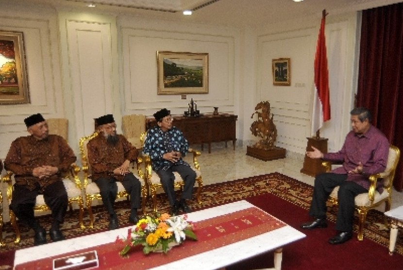 Ketua Umum DDII KH Syuhada Bahri (dua dari kiri) saat diterima Presiden Susilo Bambang Yudhoyono di Istana Negara, Jakarta.