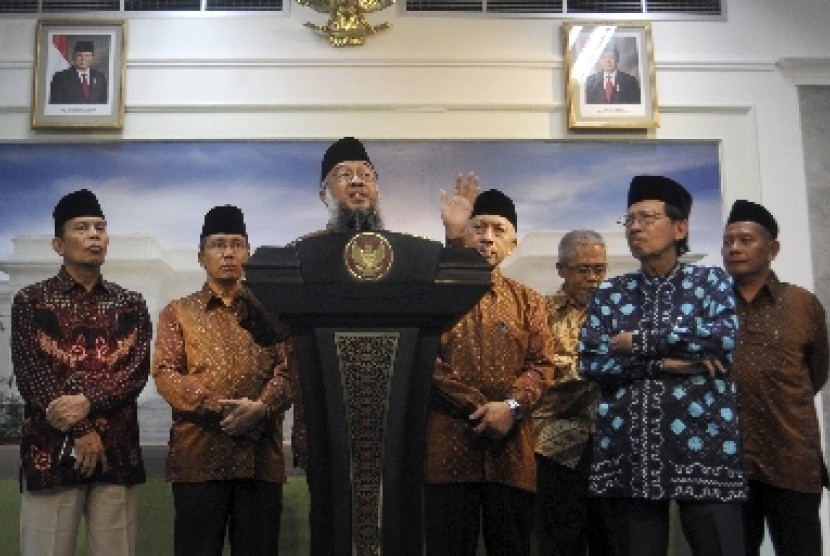 Ketua Umum Dewan Dakwah Islamiyah Indonesia (DDII) KH Syuhada Bahri (depan) didampingi jajaran pengurus menyampaikan keterangan pers usai bertemu dengan Presiden Susilo Bambang Yudhoyono di Kantor Presiden, Jakarta.