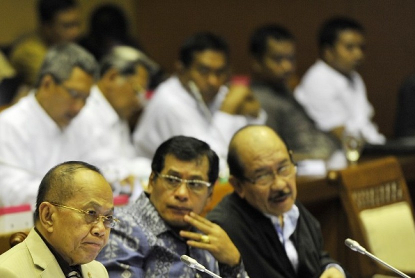 Ketua Umum Dewan Koperasi Indonesia (Dekopin) Nurdin Halid (tengah), menghadiri rapat kerja dengan Komisi VI DPR, di Komplek Parlemen, Senayan, Jakarta, Senin (13/2).