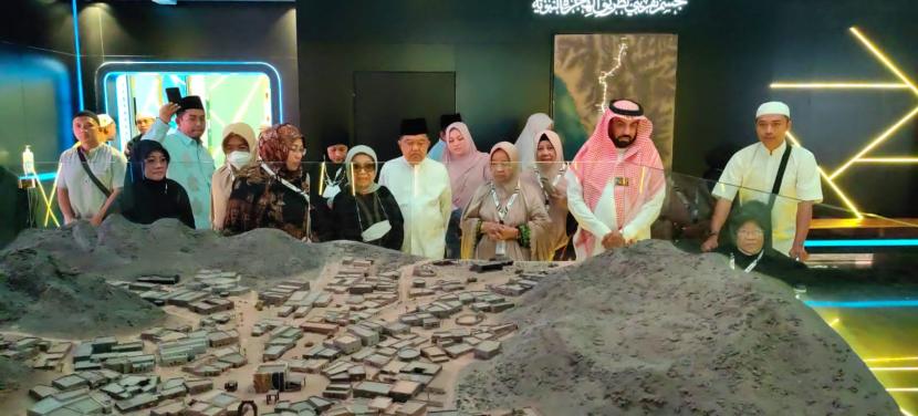 Ketua Umum Dewan Masjid Indonesia (DMI) Jusuf Kalla (JK) mengunjungi Museum Nabi Muhammad Rasulullah SAW di pelataran Masjid Nabwi Pusat Kota Madinah Al Munawarah, Sabtu (8/10/2022). 