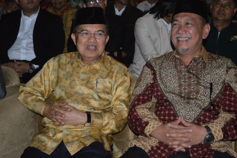 ketua umum dewan masjid indonesia jusuf kalla didampingi wakil gubernur jawa barat dedy di bandung, tahun baru hijriyah