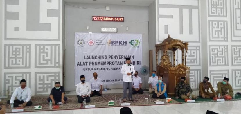 Ketua Umum Dewan Masjid Indonesia Jusuf Kalla memberikan 1000 bantuan disinfektan untuk masjid se-Tangerang Selatan (Tangsel) di Masjid Al-Itishom, Balaikota Tangsel, Banten, Senin (20/7).
