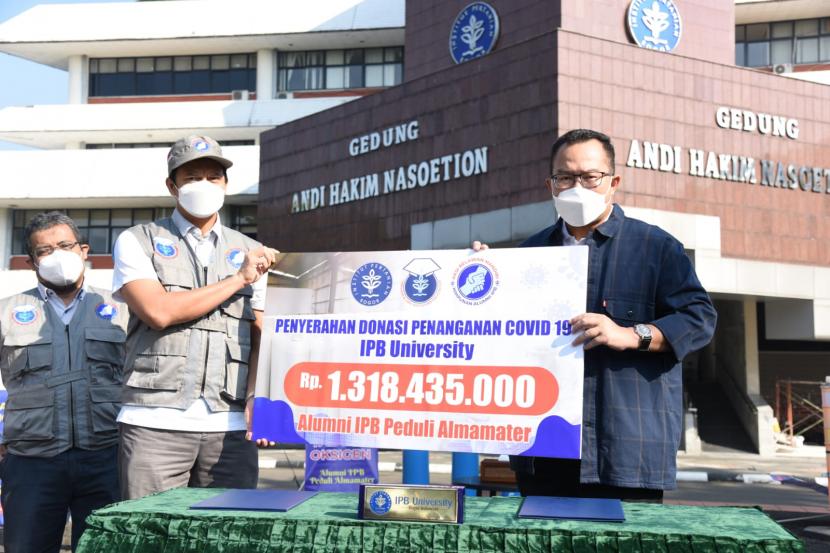 Ketua Umum Dewan Pengurus Pusat (DPP) HA IPB University Fathan Kamil (tengah) menyerahkan donasi dari para alumni IPB University  kepada Rektor IPB University, Prof Arif Satria (kanan) di Kampus Dramaga, Bogor, Rabu  (28/7).
